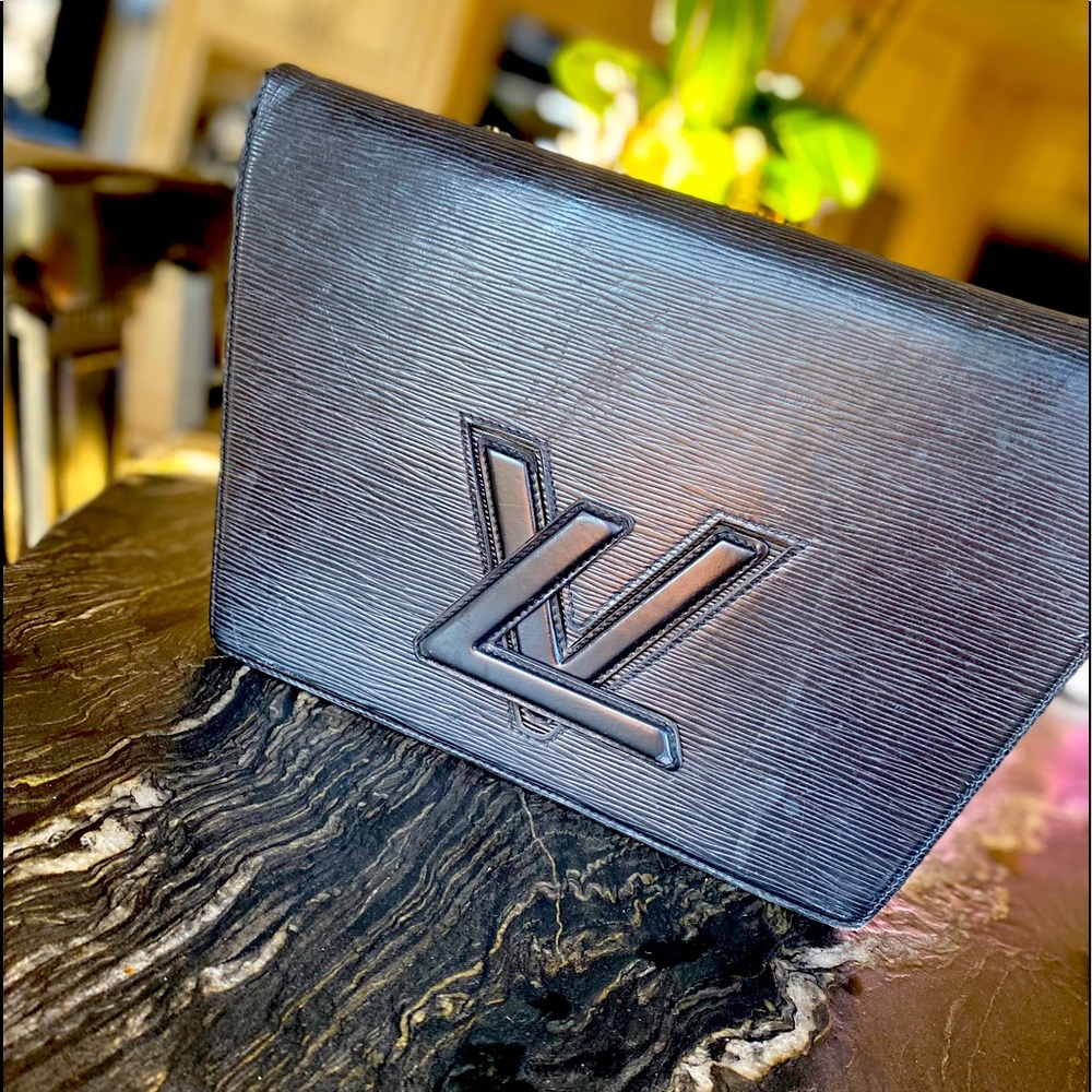 ✨💗RARE💗✨ Black  LOUIS VUITTON Twist LV Close Bag